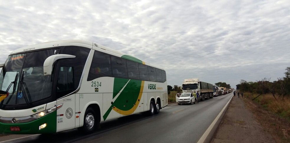 Bloqueio na BR-364 causou congestionamento ao longo da rodovia, em Mato Grosso (Foto: Rosi Medeiros/TVCA)