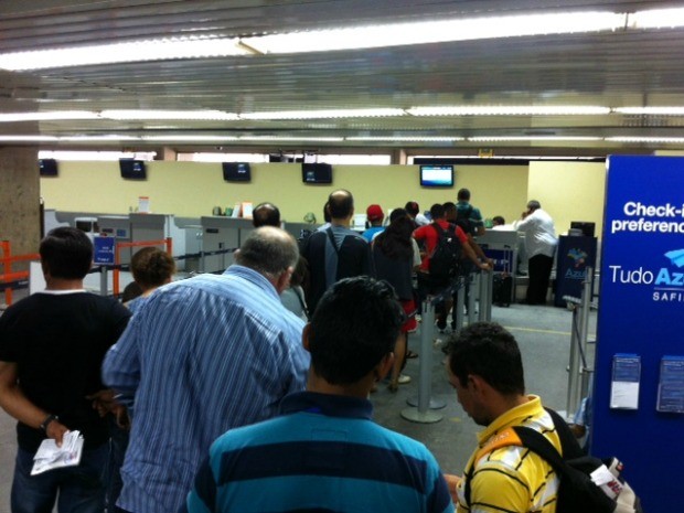 Passageiros do voo 5471 estão no Aeroporto Eduardo Gomes tentando remarcar as passagens (Foto: Muniz Neto/G1 AM)