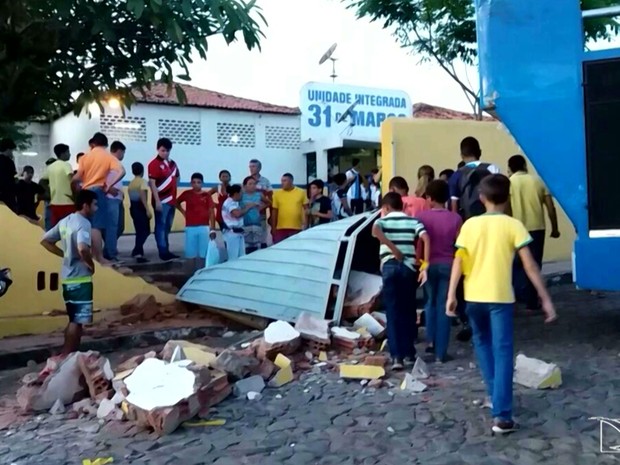 Parte do muro da Unidade Integrada 31 de Março em São João dos Patos desabou após manobra de motorista (Foto: Reprodução/TV Mirante)