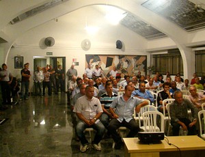 Conselheiros da Ponte Preta durante reunião (Foto: PontePress/DanielRibeiro )