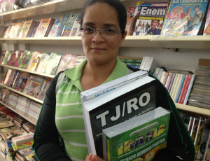 A funcionária pública Rosilene de Miranda compra apostilas em sebo (Foto: Ivanete Damasceno/G1)