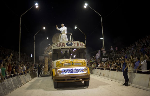 Sósia do Papa Francisco desfila em escola de samba argentina Ara Yevi, que teve como tema em 2015 o sumo pontífice da Igreja Católica. (Foto: Natacha PIsarenko/AP)