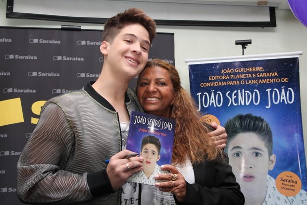 João Guilherme lança livro (Foto: Agnews)