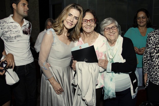 Maitê Proença, Laura Cardoso e Hilda Rabelo após peça no Rio (Foto: Thyago Andrade/ Foto Rio News)
