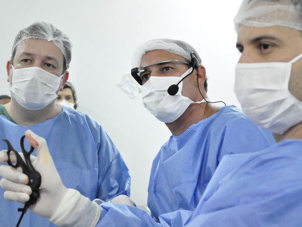 Médico realiza cirurgia em hospital de Salto usando o Google Glass (Foto: Divulgação)