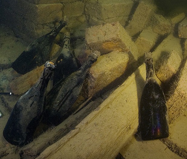 Garrafas de Veuve Cliquot encontradas em 2010  (Foto: Divulgação)
