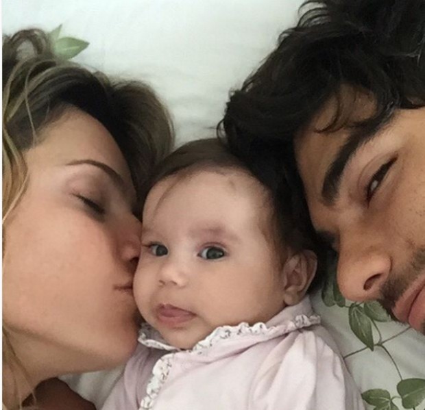 Deborah Secco posa com marido e filha em foto (Foto: Reprodução/Instagram)