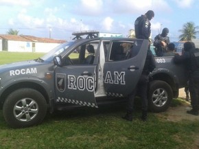Carro da Rocam durante operação na comunidade nesta sexta-feira  (Foto: Divulgação PM)