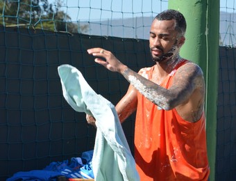 Marcelo Oliveira comanda ovada por aniversário de Wesley após treino