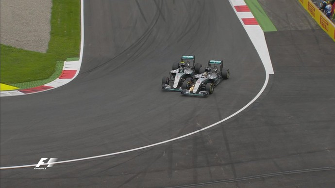 Lewis Hamilton e Nico Rosberg se tocam na última volta do GP da Áustria (Foto: Divulgação)