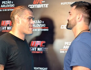 Pezão e Arlovski encarada UFC (Foto: Marcelo Russio)