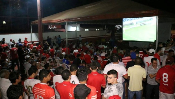 Torcida do Vila Nova assiste ao jogo contra o Cuiabá em Telão no OBA (Foto: Comunicação / Vila Nova)