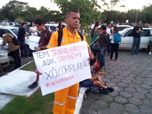 Trabalhador se junta aos estudantes em protesto de Vitória. (Foto: Leandro Nossa / G1 ES)