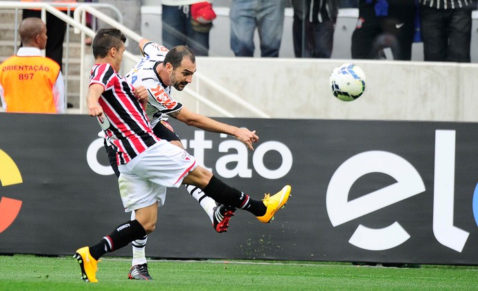 Surpresa na escalação, Danilo dá gol a Guerrero e sai aplaudido de campo
