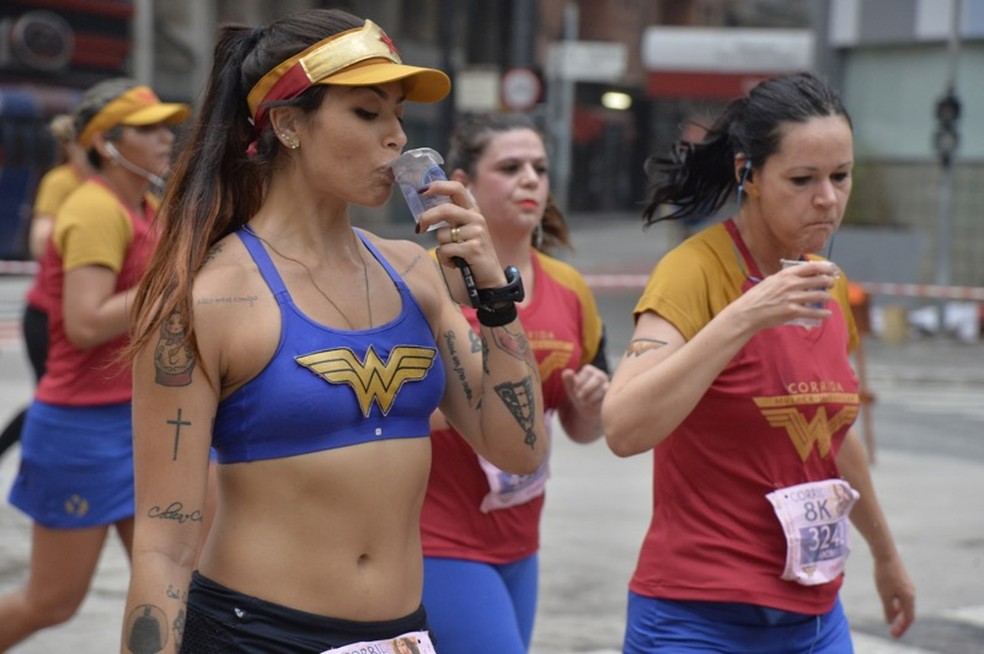 De barriga de fora, atleta não esquece o símbolo da Mulher-Maravilha (Foto: Leo Shibuya/Divulgação)