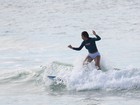 Carol Nakamura surfa e cai da prancha em praia no Rio