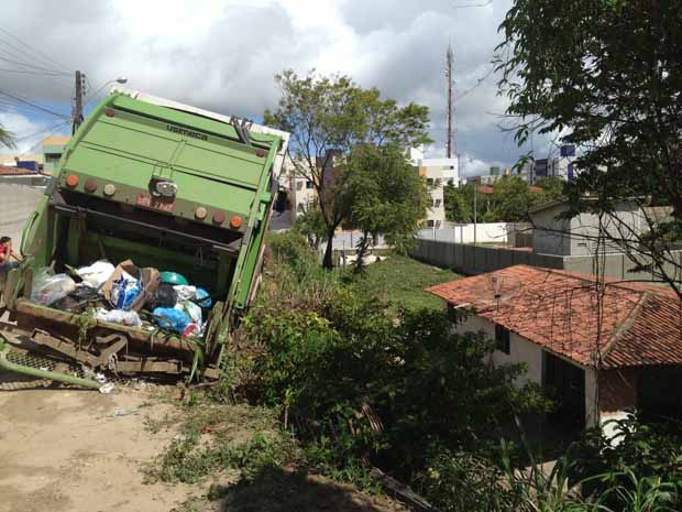 Caminhão por pouco não despenca de barreira e atinge uma casa em João Pessoa  (Foto: Walter Paparazzo/G1)