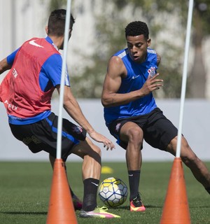 Gustavo tem contrato registrado na CBF e pode estrear pelo Corinthians