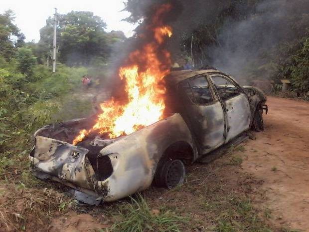 Após roubar agência do Banco do Brasil na cidade de Baião, no nordeste do Pará, assaltantes fugiram em carro, que depois foi abandonado e queimado. (Foto: Enilson Silva/Arquivo pessoal) Após roubar agência do Banco do Brasil na cidade de Baião, no nordeste do Pará, assaltantes fugiram em carro, que depois foi abandonado e queimado. (Foto: Enilson Silva/Arquivo pessoal)