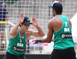 Pedro Solberg e Bruno Schimdt venceram os dois jogos do dia (Foto: Divulgação/FIVB)