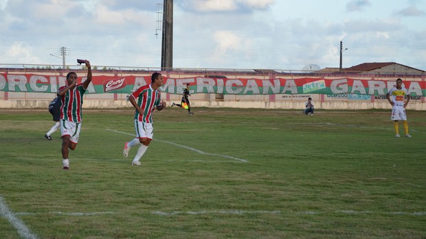 Alan Dinamite comemora o primeiro gol da partida (Foto: João Áquila, GLOBOESPORTE.COM)