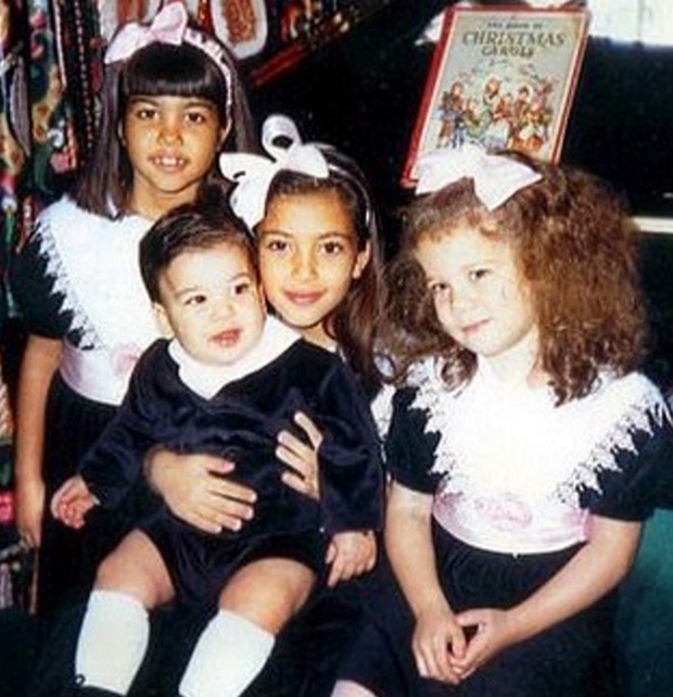 Kourtney, Rob no colo de Kim e Khloé Kardashian (Foto: Reprodução/Instagram) Kourtney, Rob no colo de Kim e Khloé Kardashian (Foto: Reprodução/Instagram)