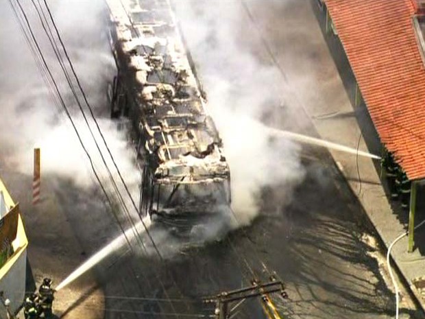 Ônibus incendiado estava na Rua Paulo Augusto de Andrade, em Taboão da Serra. (Foto: Reprodução/TV Globo)