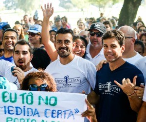 Márcio Atalla caminhou com milhares de pessoas em Porto Alegre (Foto: Emmanuel Denaui/Divulgação)