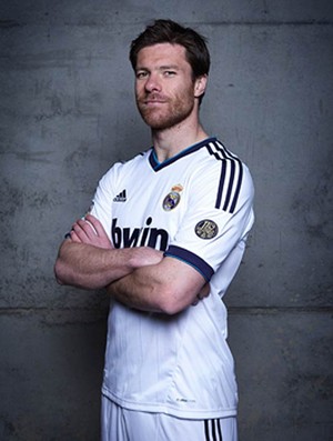 Xabi Alonso, nova camisa Real Madrid (Foto: Divulga&ccedil;&atilde;o)