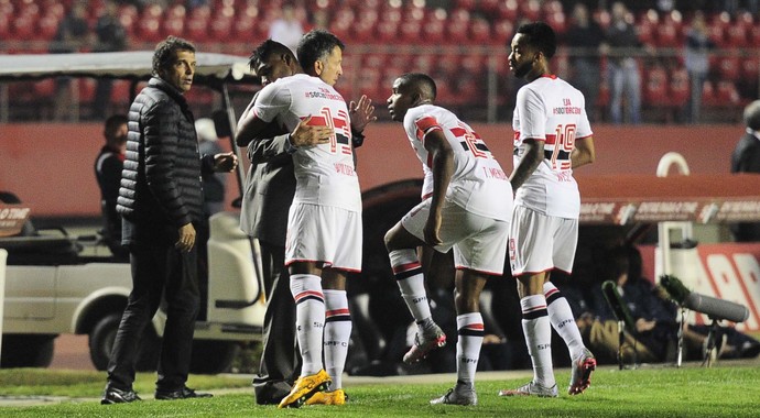 Wilder Guisao comemora com Osorio o gol do São Paulo (Foto: Marcos Ribolli)