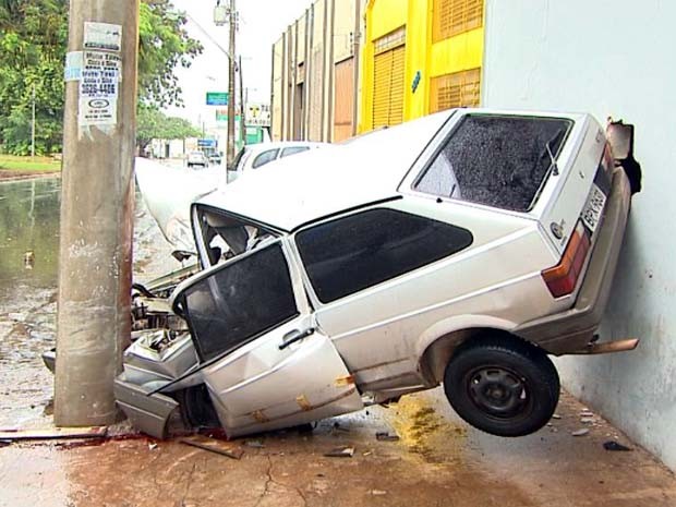 Carro bateu em poste e depois acertou a parede da oficina mecânica (Foto: Paulo Souza/ EPTV)