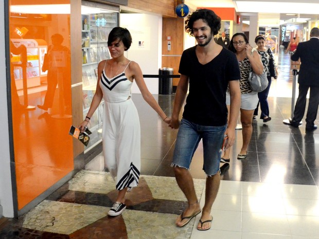 Gabriel Leone e Carla Salle em shopping na Gávea, Zona Sul do Rio (Foto: Webert Belizio/ Ag. News)