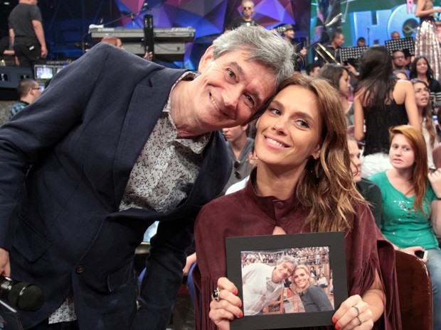 Serginho dá uma foto de presente para Carolina Dieckmann (Foto: Marcos Mazini/Gshow)