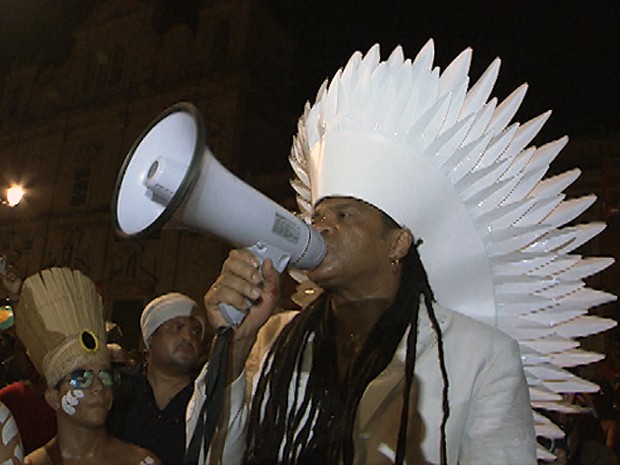 Brown usou megafone para coordenar os músicos (Foto: Imagem/TV Bahia)