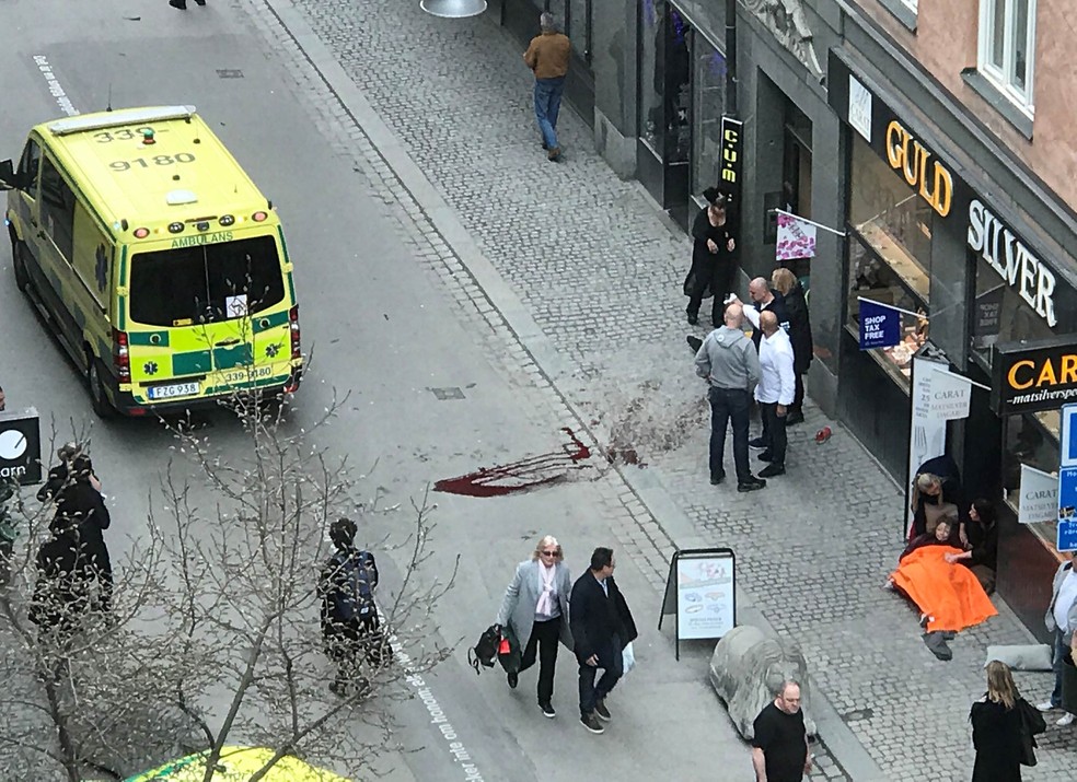 Mancha de sangue é vista no asfalto após atropelamentos em Estocolmo (Foto: Per Haljestam/Reuters)