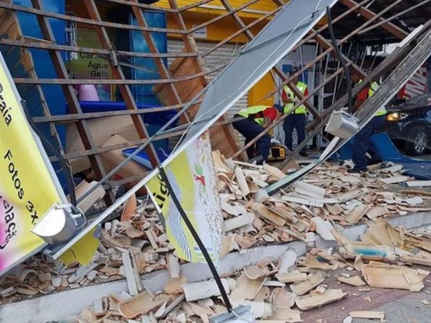 Carro destruiu loja no início da manhã desta quarta (22) em Canasvieiras (Foto: Alexandre Cid Neto/Jornal Conexão Comunidade)
