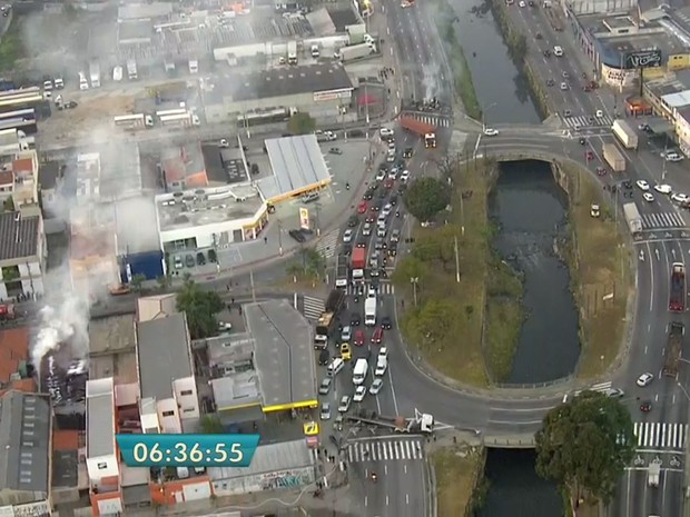 Veículos incendiados provocam congestionamento em Santo André na manhã desta quarta (Foto: TV Globo/Reprodução)