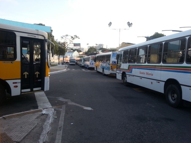 Rodoviários formaram fileiras de ônibus até o terminal de passageiros da Ribeira (Foto: Kléber Teixeira/Inter TV Cabugi)