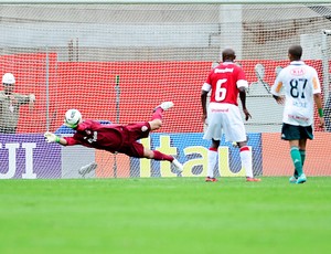 Muriel faz defesa contra o Palmeiras (Foto: Alexandre Lops / Inter, DVG)