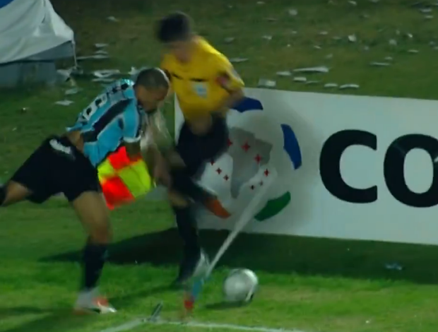 Léo Gago; bandeira; Grêmio; Libertadores (Foto: Reprodução SporTV)