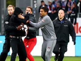 Atletas ajudam polícia a conter hooligans em partida na Alemanha (Getty Images)