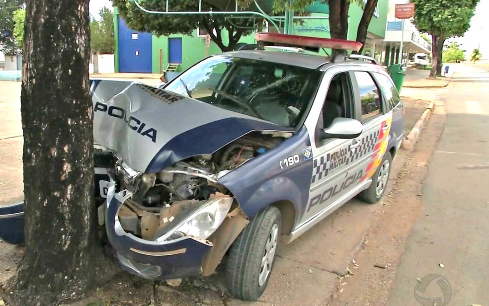 Carro da PM bateu em Ã¡rvore na Avenida Trancredo Neves, em Sorriso (Foto: ReproduÃ§Ã£o/TVCA)