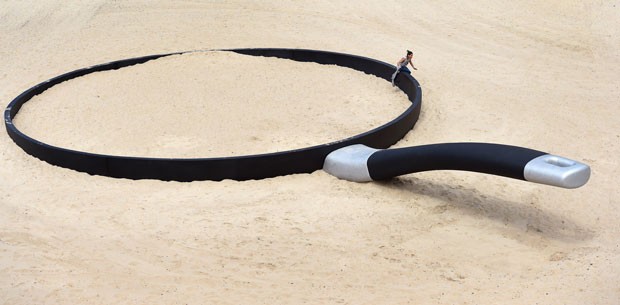 Frigideira gigante foi instalada em praia na Austrália (Foto: William West/Austrália)