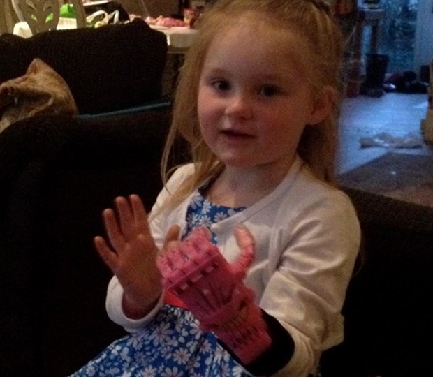 Segundo a mãe, a menina não quer mais parar de usar a nova mão (Foto: Reprodução/YouCaring)