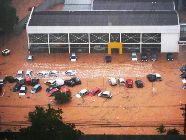 Concessionária no bairro do Morumbi teve os carros inundados (Foto:  Valérie Tinguely/VC no G1)