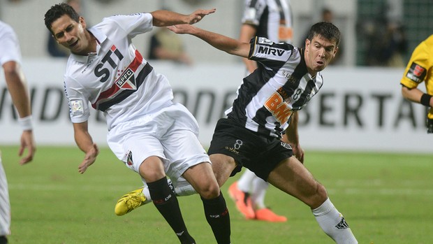 Ganso e Leando Donizete, Atlético-MG x São Paulo (Foto: AP)