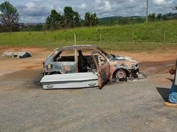 Corpo carbonizado foi encontrado em carro (Foto: Divulgação/Polícia Militar)