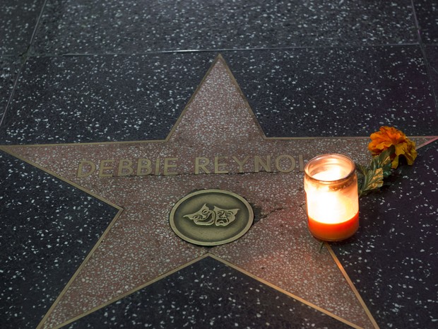 Estrela de Debbie Reynolds na Calçada da Fama de Hollywood, nos Estados Unidos, recebe homenagens (Foto: Valerie Macon/ AFP)