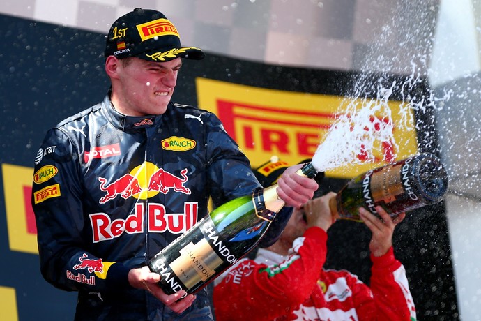 Max Verstappen estoura champanhe no pódio do GP da Espanha (Foto: Getty Images)