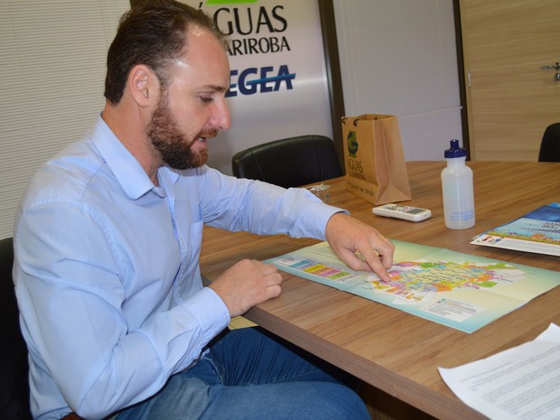 Gerente de Engenharia da Águas Guariroba, Kamilo Reis Carnasciali dos Santos, explica projeto de expansão da rede de esgoto (Foto: Anderson Viegas/G1 MS)